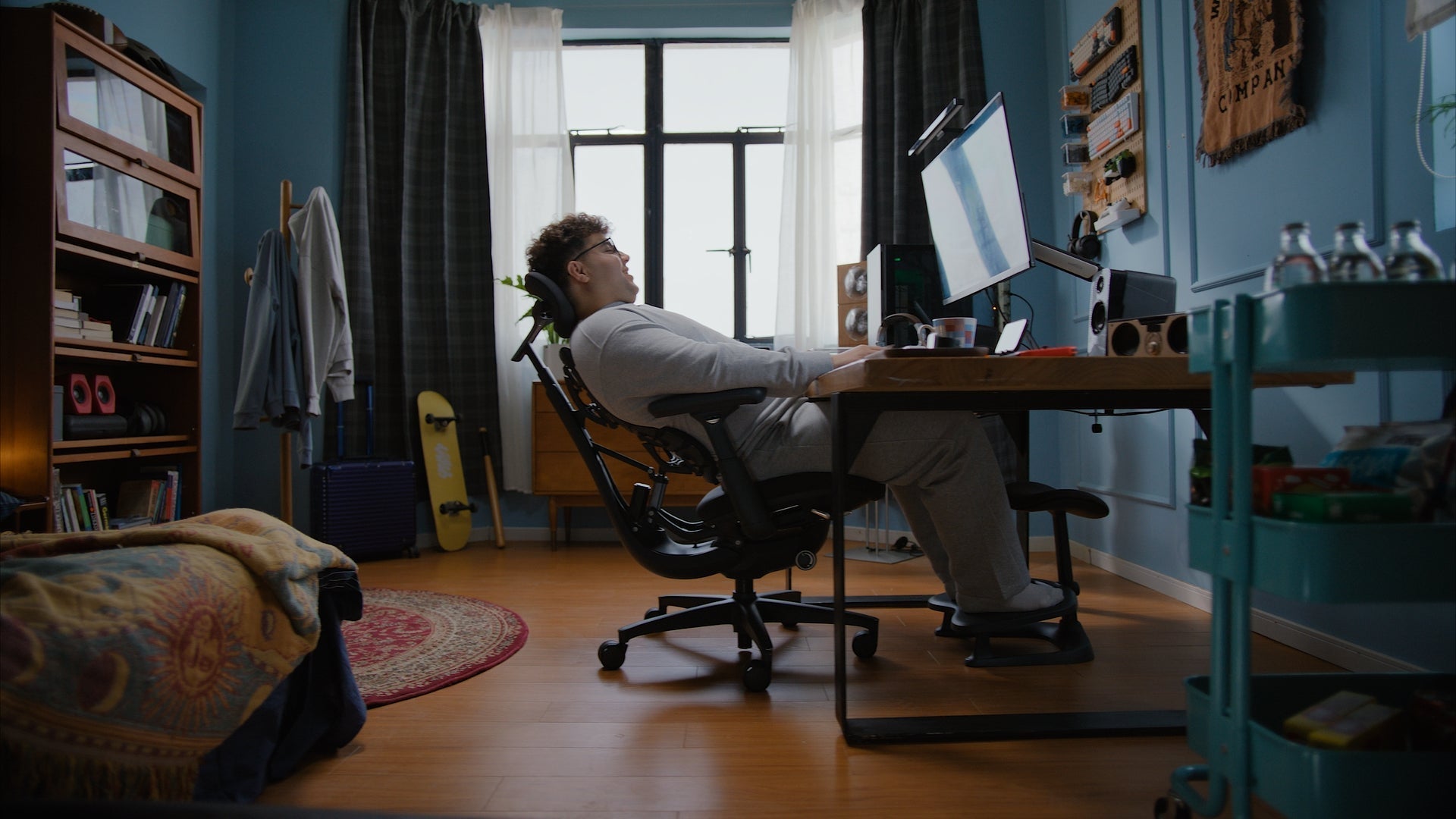 Optimisez votre posture : hauteur d’écran ergonomique et soutien dynamique