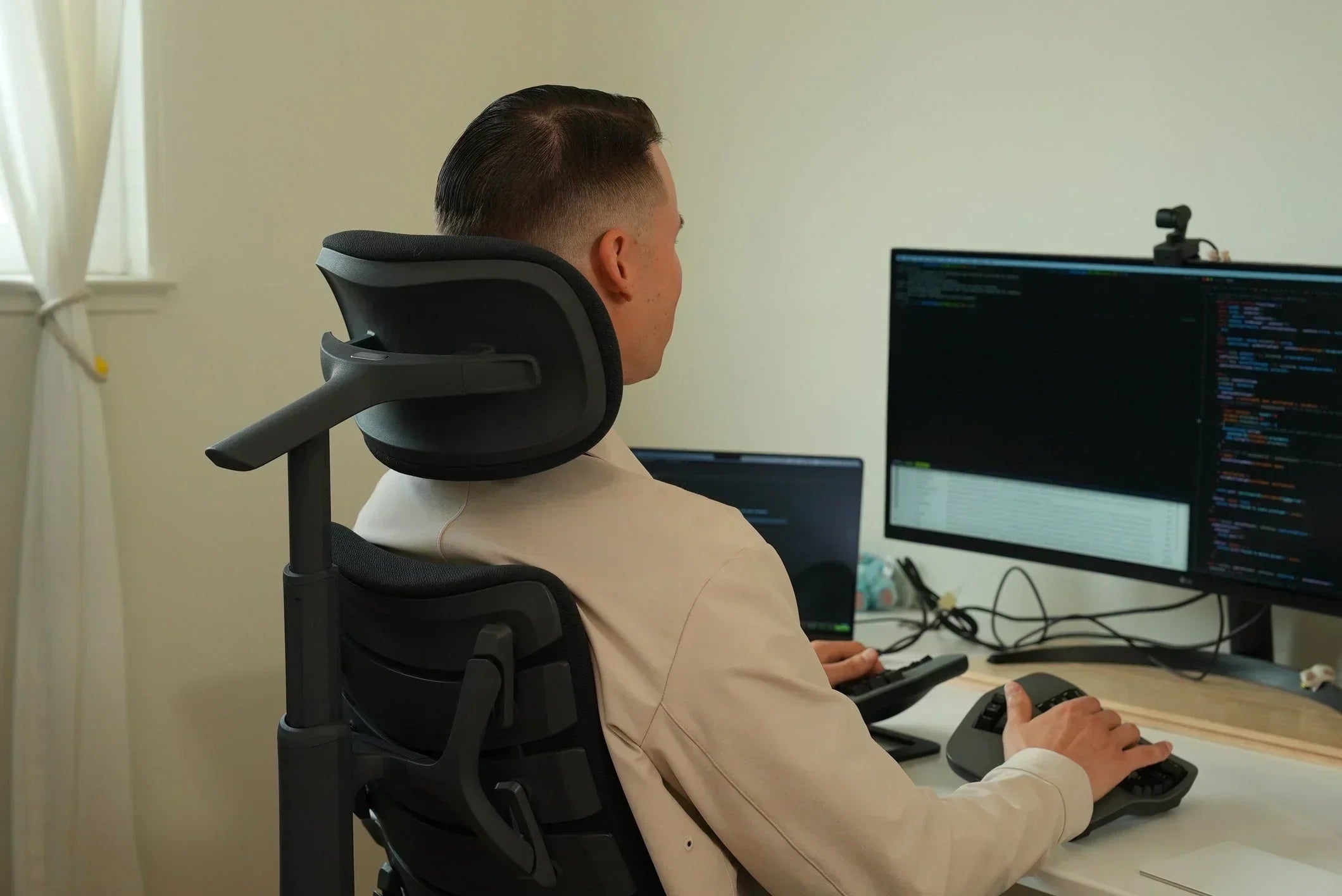 Aménager un bureau à domicile ergonomique pour les créateurs et monteurs