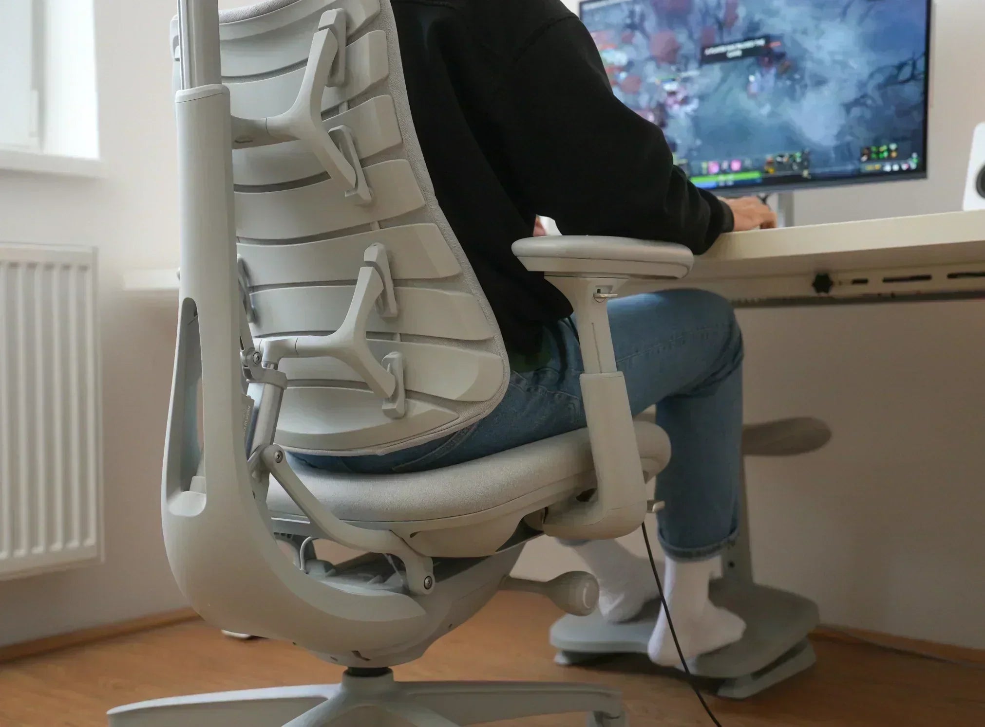 S’asseoir en tailleur sur un fauteuil de bureau : une habitude sans risque ou un signe à surveiller ?
